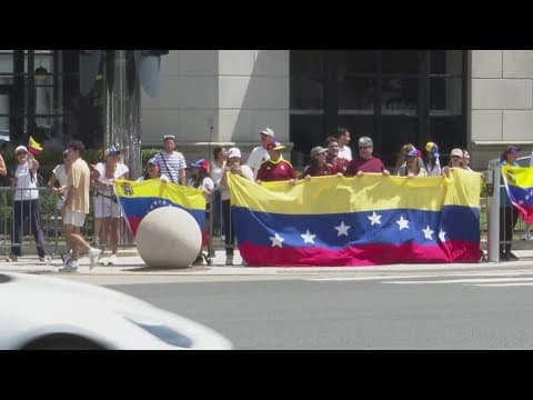 Large crowd rallies for Venezuela in Houston's Galleria area