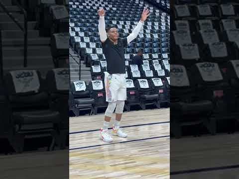 Russell Westbrook warming up