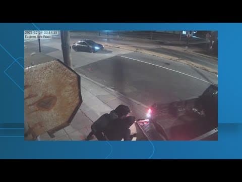 Burglars load safe onto truck in DC, video shows