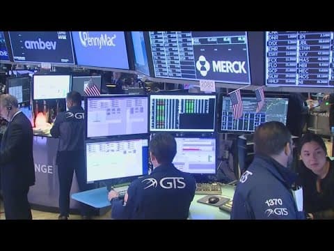 'Don't panic,' experts say as market turbulence leaves investors on edge