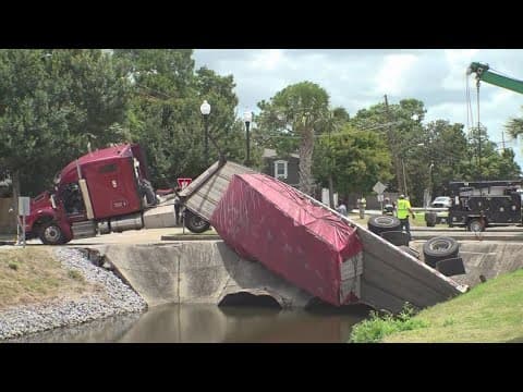 18-Wheeler Crashes Into Canal in Metairie