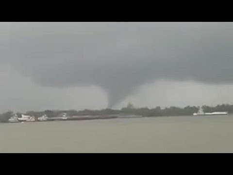 Tornado crosses Mississippi River in New Orleans to Arabi (12-14-22)