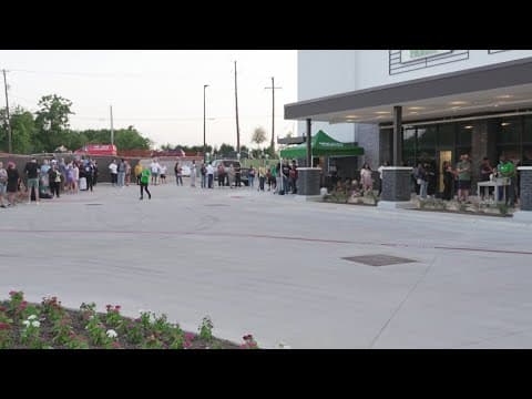 New Sprouts grocery store draws long lines in Dallas