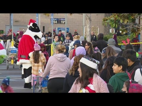 Chula Vista Police host holiday giveaway
