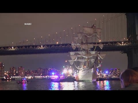 Mexican navy training vessel hits New York's Brooklyn Bridge