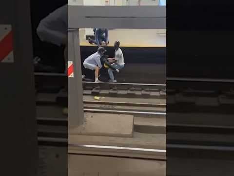 Tourist rescues man from NYC subway tracks