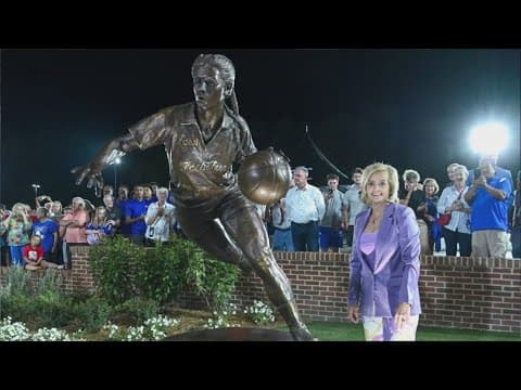 Lousiana Tech unveils Kim Mulkey statue