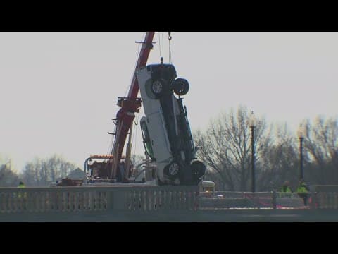 Pickup truck pulled out of Potomac River after driving off of Arlington Memorial Bridge
