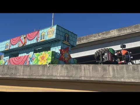 Tractor pulling King Arthur float tips over on Tchoupitoulas off-ramp
