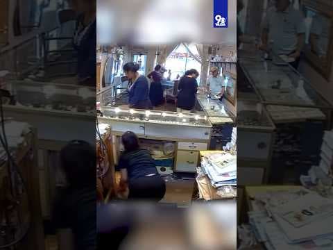 VIDEO: 5 women steal $70K in jewelry from store