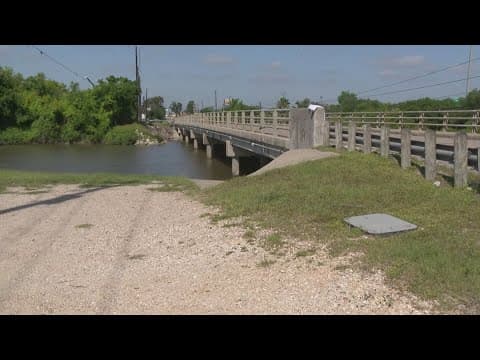 Witness breaks window of sinking SUV to rescue two kids in Channelview area