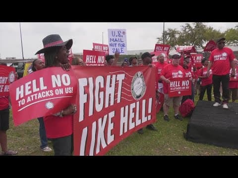 Postal workers, supporters protest in north Houston over potential changes to USPS