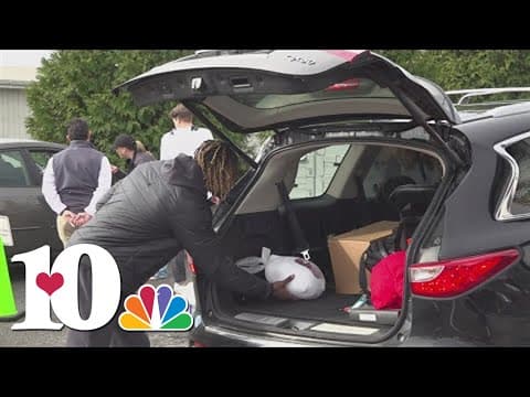 Tennessee guard Jahmai Mashack, UT helps feed over 1,000 people for the holidays