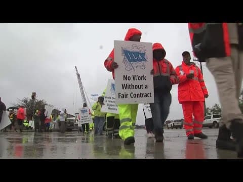 US dockworkers union suspends strike after reaching tentative deal