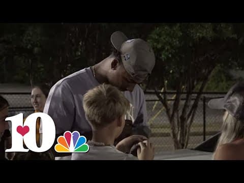 Vols signing autographs after punching ticket to College World Series
