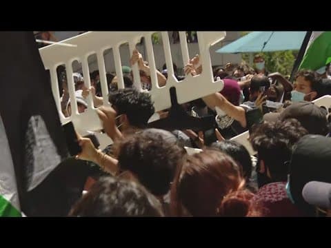 Protestors and police clash at UC San Diego