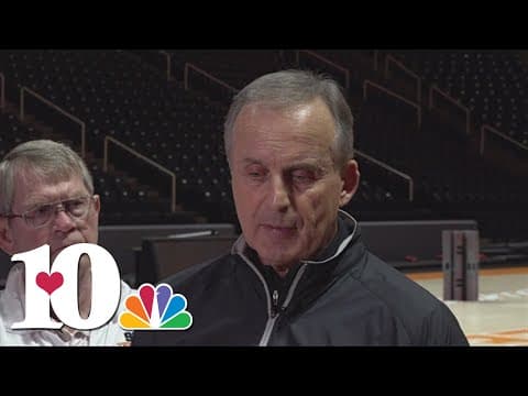 Tennessee basketball head coach Rick Barnes signs contract extension