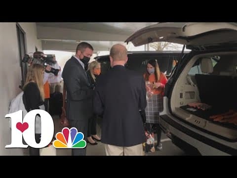 Danny White gets new contract