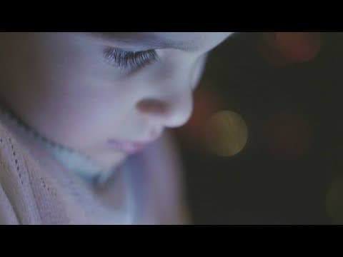 Kids should stay off electronic devices before bed, study finds