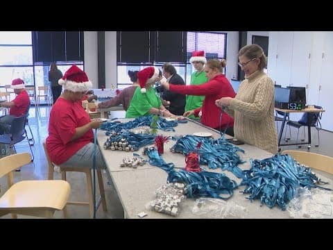 Texans Helping Texans | Houston restaurant's jingle bell necklaces become customer favorites