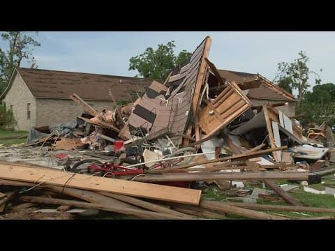 After Moss Point tornado, residents pick up pieces