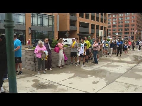 Pacers fans line up to get NBA Finals merchandise