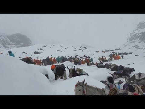 Blizzard on Mt. Everest traps hundreds of hikers