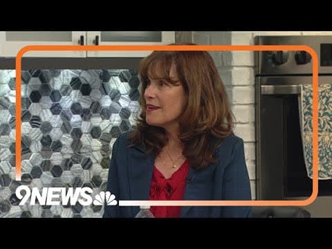 Latina woman empowering the next generation of Latinas