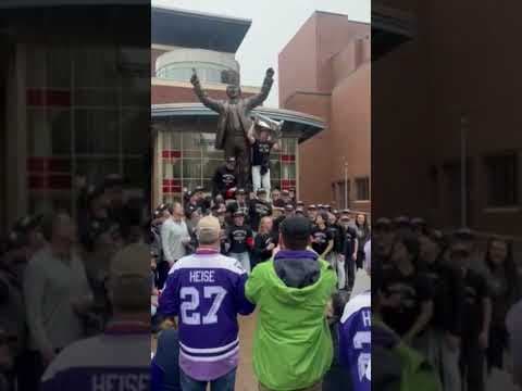 Minnesota Frost celebrates Walter Cup win in St. Paul. #phwl #hockey #minnesotafrost