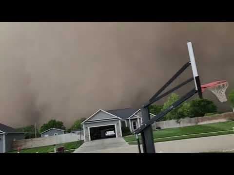 Heavy dust storm engulfs homes in Kansas