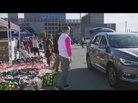 Padres distribute Thanksgiving meals to San Diegans in need