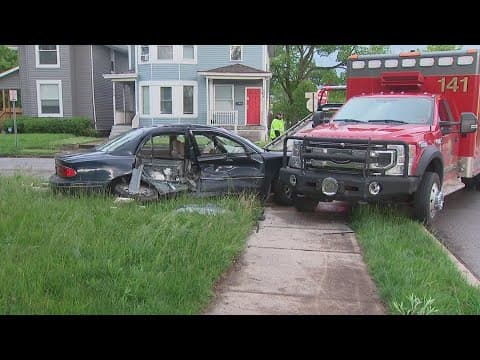 3 juveniles, 2 adults injured in crash involving ambulance in Columbus