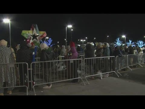 Black Friday shoppers line up at Mall of America