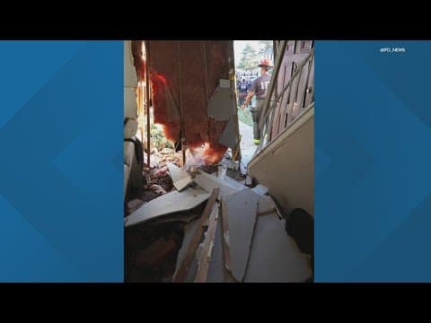 Car crashes into Indianapolis apartment building