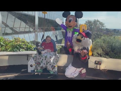 Screech cheers up Children's Hospital patients