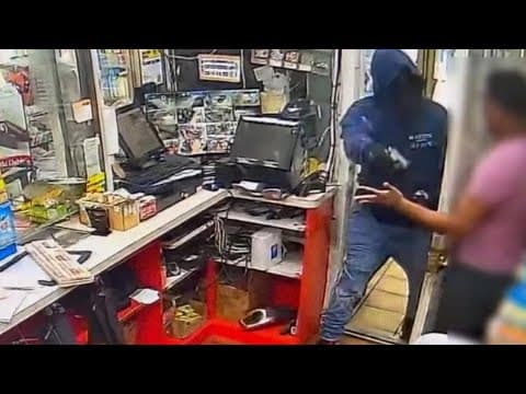 Suspect shoots store clerk through doorknob hole in southeast Houston robbery