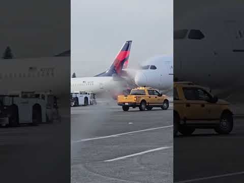 No injuries after planes collide at SEA Airport on taxi line #king5 #seattle