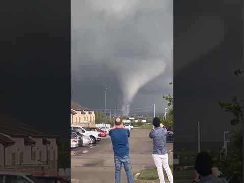 Tornado causes damage in Lincoln, Nebraska