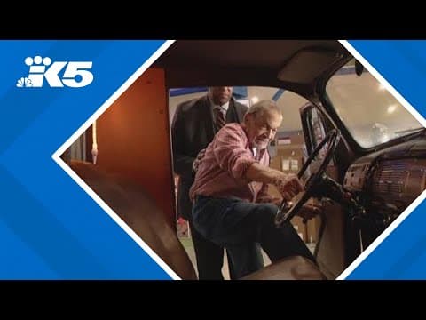 102-year-old retired Washington State Patrol trooper tours old police wagon at state fair