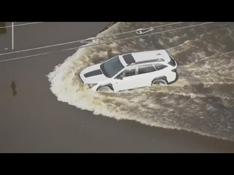 Tropical rainstorms in Florida lead to flooding and flight delays