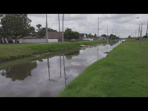 Stolen car chase leads to crash into Kenner canal