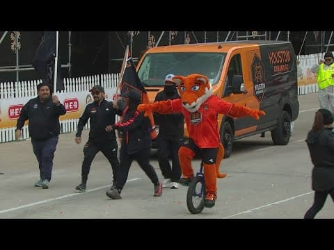 Dynamo Dash hits the H-E-B Thanksgiving day parade