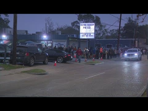 Houstonians camp out at Flying Saucer Pie Co. to get their holiday desserts