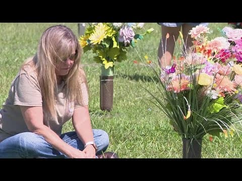 Woman scared to visit mother's grave after thief broke into her car at cemetery