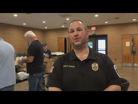 Morningside, Maryland police department give out Thanksgiving meals