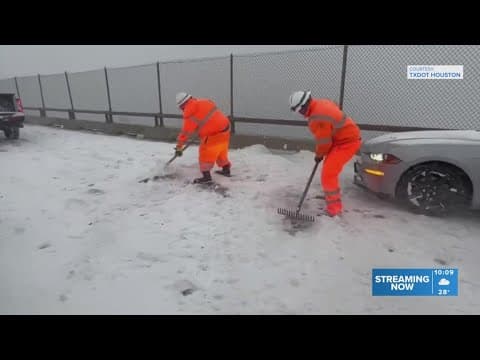 TxDOT working to clear roads of snow in Houston area