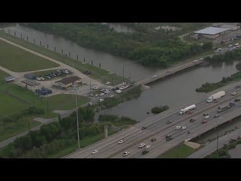 Witness saves 2 kids from sinking SUV in Channelview area; woman and 1-year-old girl didn't survive