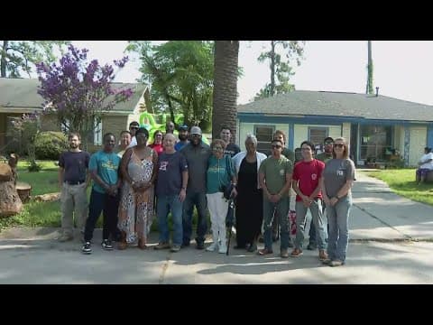 Houston mayor visit volunteers, thanks them for Hurricane Beryl recovery efforts