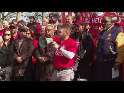 Letter carriers protest Trump's proposal to take over the US Postal Service