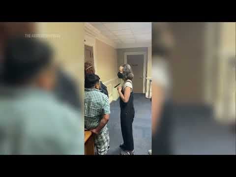 Video captures plainclothes immigration agents detain a man in Virginia courthouse